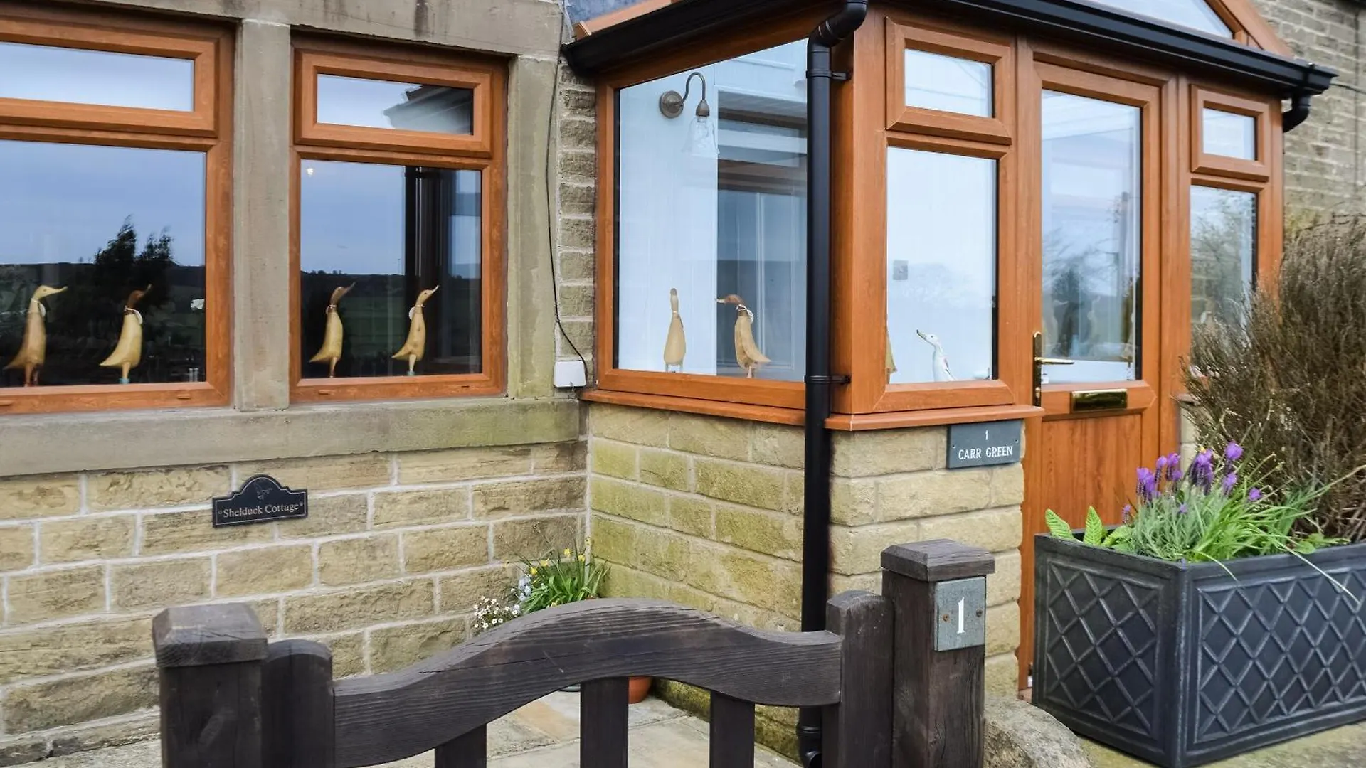 Shelduck Cottage Holmfirth 0*,